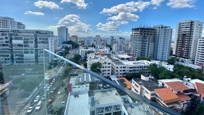 Un edificio de gran altura con múltiples pisos, ventanas amplias y un diseño arquitectónico moderno.