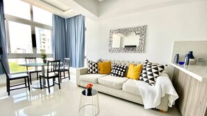 Una sala de estar moderna con un sofá, una mesa de centro y una zona de comedor.