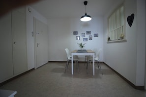 Apartamento, 1 quarto, sacada, vista para a cidade | Opções para refeição