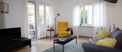 Apartment, 1 Bedroom, Balcony, City View | Living room