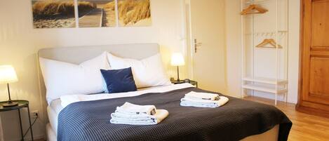 1 bedroom, travel crib, bed sheets