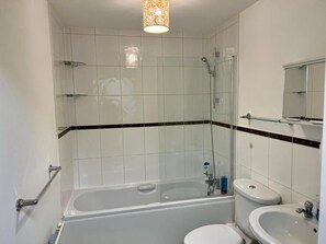 Apartment, 2 Schlafzimmer, Kühlschrank | Badezimmer