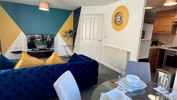 Living room - Lovely 2 Bedroom Apartment, 2 Bathrooms Parking (Newcastle-upon-Tyne)
