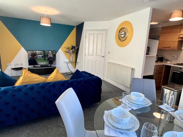 Living room - Lovely 2 Bedroom Apartment, 2 Bathrooms Parking (Newcastle-upon-Tyne)