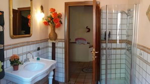 A bathroom with a sink, mirror, and shower. - Room With a sea View (Cogorno)