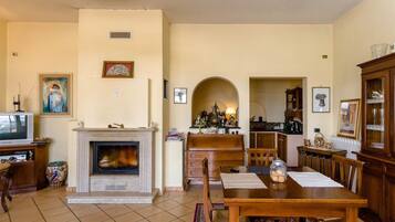 Phòng tập thể, 1 phòng ngủ, lò sưởi | Khu ăn uống