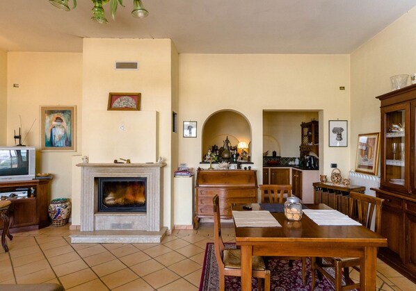 Shared Dormitory, 1 Bedroom, Fireplace | Dining