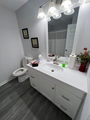 Condo, 3 Bedrooms, Balcony, City View | Bathroom