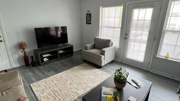 Condo, 3 Bedrooms, Balcony, City View | Living room