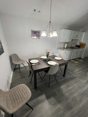 콘도, 침실 3개, 발코니, 시내 전망 | 다이닝룸