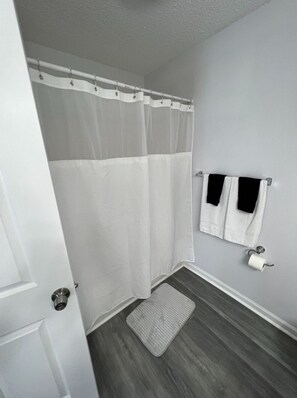Condo, 3 Bedrooms, Balcony, City View | Bathroom