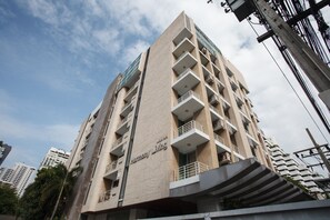 Exterior - 2B - 2 Bedrooms and 2 Bathrooms Located Downtown Apartment With Shared Pool (Bangkok)
