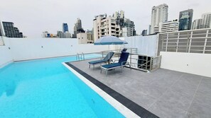 Una piscina al aire libre
