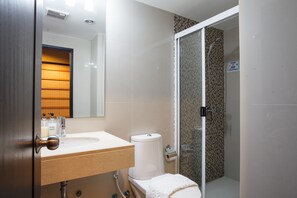 Apartment, 2 Bedrooms, Accessible, Balcony | Bathroom