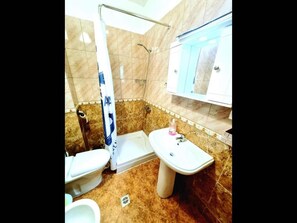 Appartement, 2 slaapkamers, balkon | Badkamer