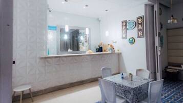 Room, 1 Bedroom, Smoking | Dining room