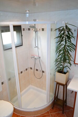 Chalet, 2 Bedrooms, Patio, Garden View | Bathroom shower - Unique Chalet An der Marina With Infrared Sauna (Anjum)