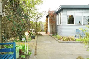 Chalet, 2 Bedrooms, Patio, Garden View | Property entrance