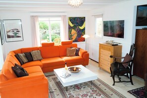 Chalet, 2 Bedrooms, Patio, Garden View | Living room | Books