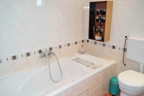 Chalet, 2 Bedrooms, Patio, Garden View | Bathroom