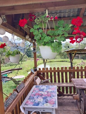 Maison, 2 chambres, fumeur, patio | Restauration en plein air