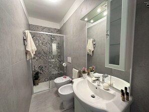 Monolocale, camere multiple, balcone, vista giardino | Bagno