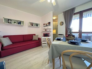 Studio, plusieurs chambres, balcon, vue jardin | Coin séjour