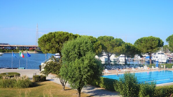 Monolocale, camere multiple, balcone, vista giardino | Piscina | Piscina all'aperto