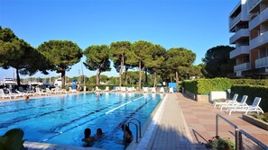 Studio - flera sovrum - balkong - utsikt mot trädgården | Pool | Utomhuspool