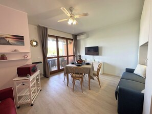 Studio, Mehrere Schlafzimmer, Balkon, Gartenblick | Speisen