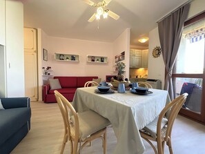 Studio, plusieurs chambres, balcon, vue jardin | Coin séjour