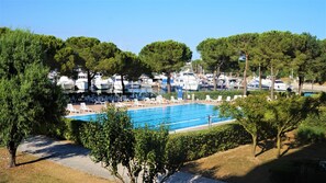 Studio - flera sovrum - balkong - utsikt mot trädgården | Pool | Utomhuspool