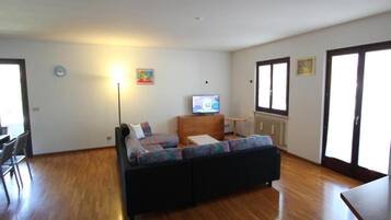 Apartment, 3 Bedrooms, Balcony, City View | Living room