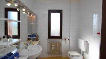 Appartamento, 3 camere da letto, balcone, vista città | Bagno