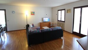 A room with a bed, a TV, a desk, and a chair. - Charming Apartment in Cividale del Friuli (Cividale del Friuli)