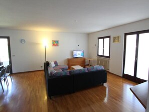 Apartment, 3 Bedrooms, Balcony, City View | Living room