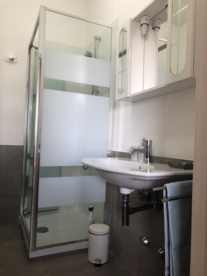 Studio, barrierefrei, Terrasse | Badezimmerausstattung
