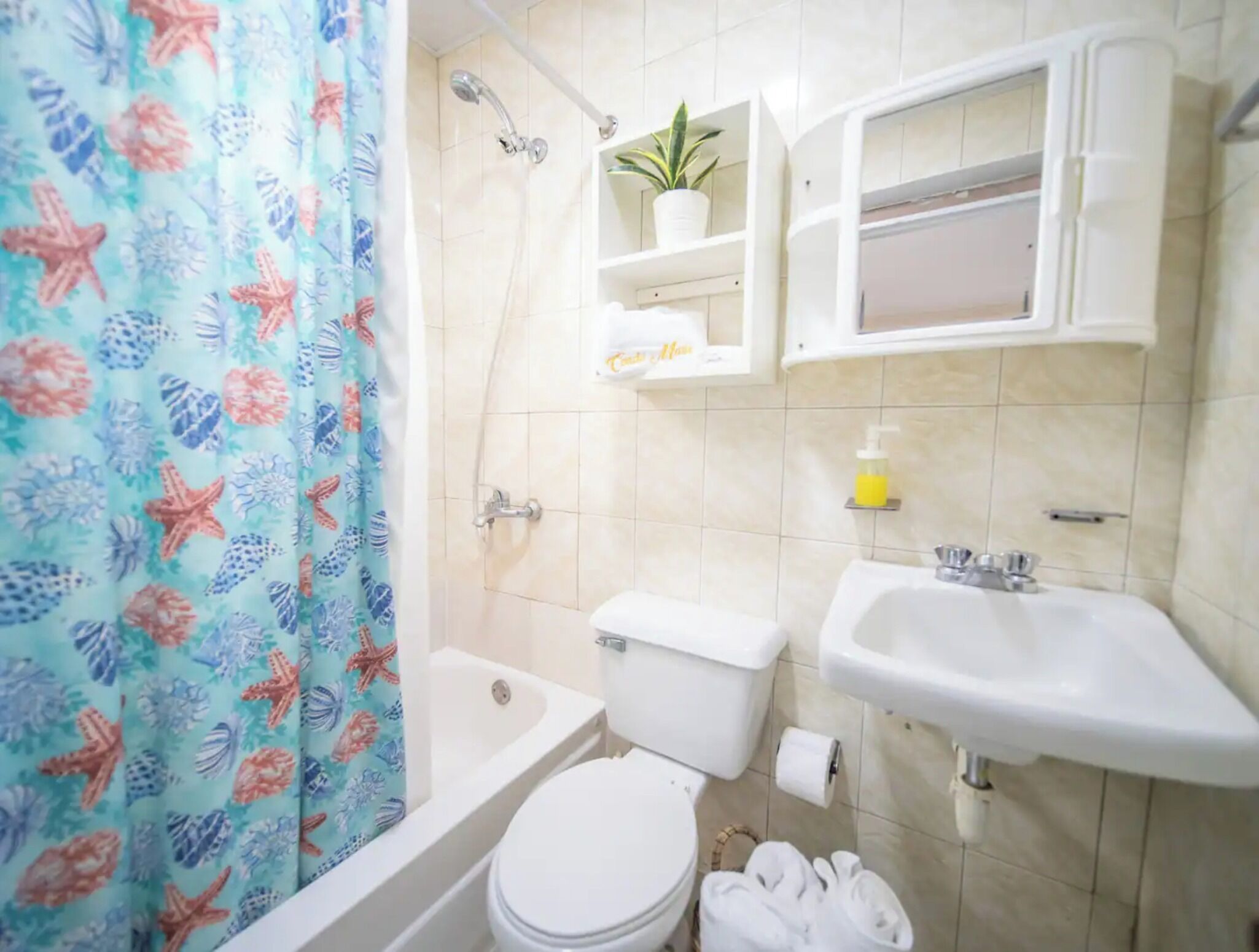 Ein Badezimmer mit Badewanne, Toilette, Waschbecken und Dusche.