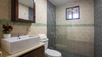 Condo, 1 Bedroom, Accessible, Smoking | Bathroom
