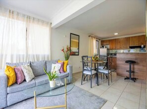 Condo, 1 Bedroom, Accessible, Smoking | Ruang tamu