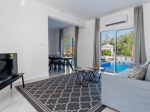 Villa, 4 Bedrooms, Private Pool, Pool View | Dining room
