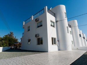 Villa, 4 habitaciones, alberca privada, vista a la alberca | Vista frontal de la propiedad