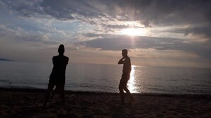 Two people playing with a ball on a beach during sunset. - 3 Bed Apt loc Marinella Pizzo Vv 89812 Calabria, Southern Italy (Pizzo)