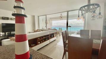 Apartment, 3 Bedrooms, Accessible, Smoking | Dining room