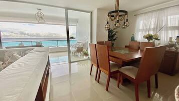 Apartment, 3 Bedrooms, Accessible, Smoking | Dining room