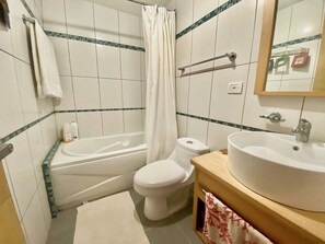 Apartment, 3 Bedrooms, Accessible, Smoking | Bathroom