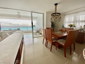 Apartment, 3 Bedrooms, Accessible, Smoking | Dining room