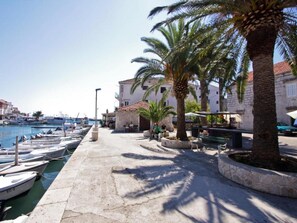 Property grounds - Comfortable Apartment Margita Near sea (Sucuraj)