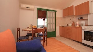 Private kitchen - Comfortable Apartment Margita Near sea (Sucuraj)