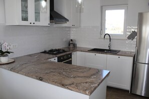 Departamento, 4 habitaciones, para fumadores, Terraza | Cocina privada | Microondas, cafetera y tetera, tetera eléctrica y comedor 